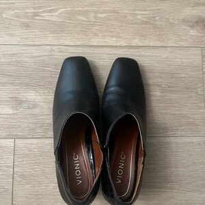 Vionic Women’s Black Leather Heels